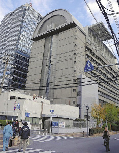 市議会が入っている堺市本庁舎本館（右側。左に立つのは高層館）