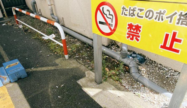 たばこの吸い殻が目立つコインパーキング＝東京都千代田区で2023年5月17日、宮城裕也撮影