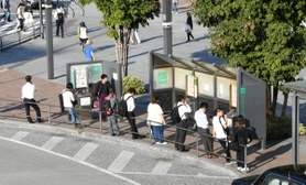 姫路駅北駅前広場の喫煙所。喫煙スペースからはみ出る利用者も多い＝姫路市駅前町